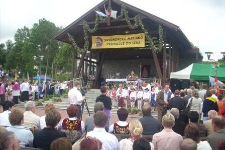 Scena i zgromadzeni ludzie podczas odpustu w Sianowie.