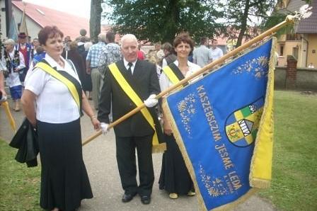 Poczet sztandarowy na odpuście w Sianowie z flagą i insygniami.