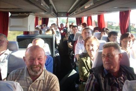 Uczestnicy wycieczki ZKP O/LINIA w autokarze podczas podróży.