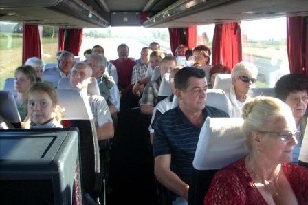 Uczestnicy wycieczki ZKP O/LINIA w autokarze podczas podróży.