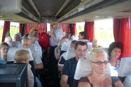 Uczestnicy wycieczki ZKP O/Linia w drodze autobusem.