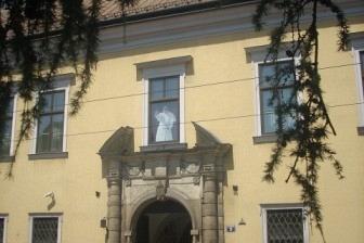 Kraków: zabytkowy budynek Collegium Maius z ozdobnym portalem.