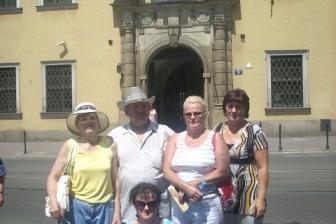 Uczestnicy wycieczki ZKP O/LINIA pozują przed okazałym budynkiem.