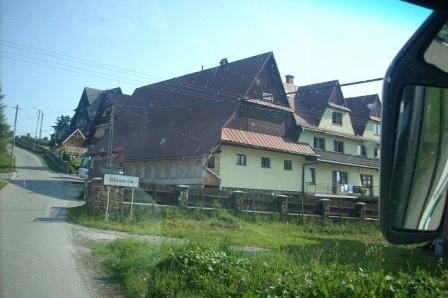 Górskie domy i droga widziane z pojazdu podczas wycieczki ZKP O/LINIA.