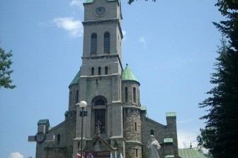 Neogotycka Bazylika Najświętszego Serca Pana Jezusa w Krakowie pod błękitnym niebem.