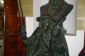 Rzeźba popiersia historycznej postaci w ozdobnym stroju, uwieczniona podczas wycieczki ZKP.