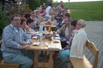 Uczestnicy wycieczki ZKP O/LINIA odpoczywają i jedzą posiłek na zewnątrz.