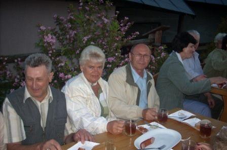 Uczestnicy wycieczki ZKP O/LINIA na wieczornym spotkaniu przy stole.