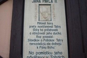 Pamiątkowa tablica na ścianie upamiętniająca obronę Zakopanego oraz walkę z tyfusem w 1945.