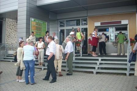 Grupa uczestników wycieczki ZKP Linia przed budynkiem.