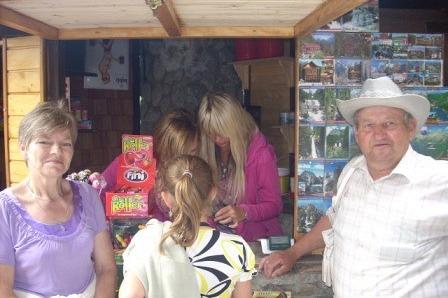 Dwie dorosle osoby i dziecko usmiechaja sie podczas wycieczki ZKP O/LINIA.