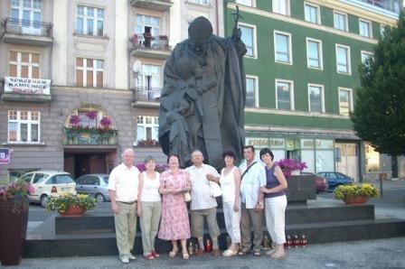 Uczestnicy wycieczki pozują przy pomniku Jana Pawła II w Częstochowie.