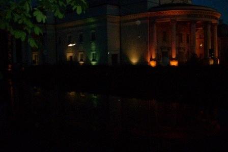 Nocna iluminacja klasycznego budynku z kolumnami podczas wycieczki ZKP O/LINIA.