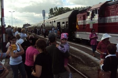 Tłum ludzi na peronie obok pociągu podczas Zjazdu Kaszubów.