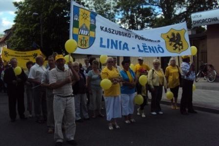 Delegacja Gminy Linia z transparentem i żółtymi balonami na Zjeździe Kaszubów w Pucku.