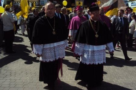 Dwie osoby w tradycyjnych strojach kaszubskich na zjeździe w Pucku.