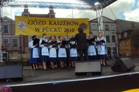 Występ na scenie podczas Zjazdu Kaszubów w Pucku.