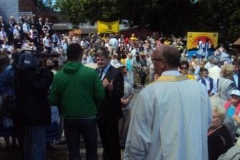 Tłum uczestników Zjazdu Kaszubów na plenerowym spotkaniu w Pucku.