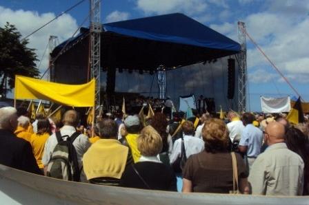 Publiczność przed sceną podczas Zjazdu Kaszubów w Pucku 2010 roku.