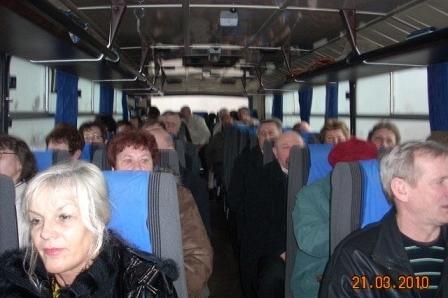 Zatłoczony autobus pełen ludzi, prawdopodobnie uczestników Dnia Jedności Kaszubów.