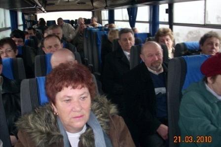 Ludzie w autobusie jadący na Dzień Jedności Kaszubów.