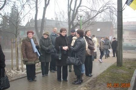 Kaszubi zgromadzeni na zewnątrz w Kartuzach podczas obchodów Dnia Jedności.