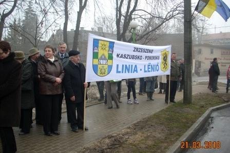 Uczestnicy Dnia Jedności Kaszubów z transparentem Stowarzyszenia Linia-Lew.