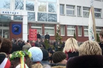 Uczestnicy Dnia Jedności Kaszubów w Kartuzach zgromadzeni przed budynkiem.