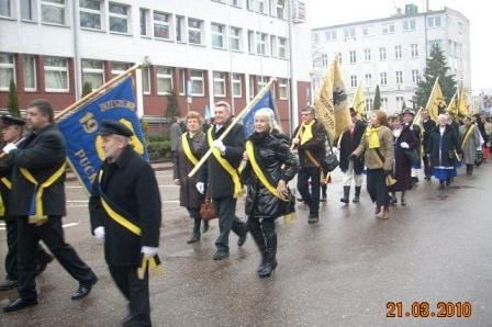 Pochód Kaszubów z flagami w Kartuzach podczas obchodów Dnia Jedności.