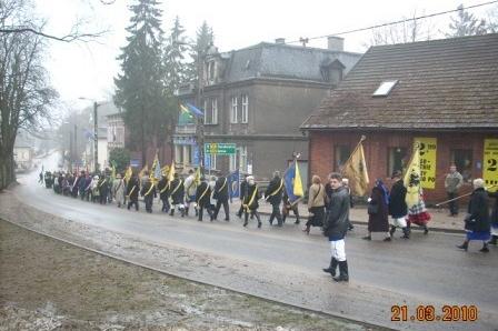 Barwny korowód uczestników Dnia Jedności Kaszubów idzie ulicą w Kartuzach.