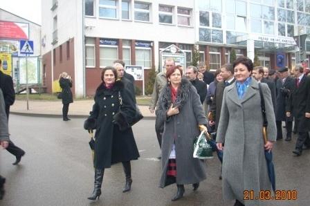 Ludzie idący ulicą w Kartuzach podczas Dnia Jedności Kaszubów.