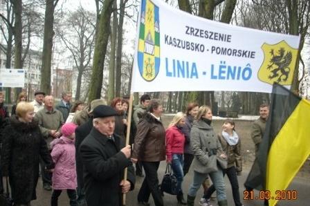 Ludzie niosą transparent Kaszubów z napisem Linia-Lębork podczas Dnia Jedności w Kartuzach.