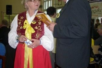 Kobieta w stroju kaszubskim i mężczyzna w garniturze podczas Dnia Jedności Kaszubów.