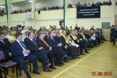 Zgromadzenie publiczności i duchownych w hali sportowej podczas Dnia Jedności Kaszubów.
