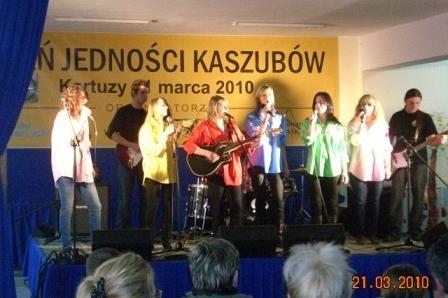 Zespół muzyczny występuje na scenie podczas Dnia Jedności Kaszubów.