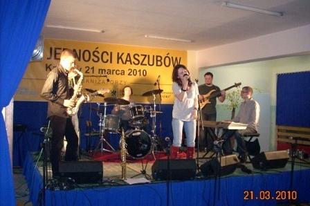 Zespół muzyczny występuje na scenie podczas Dnia Jedności Kaszubów.