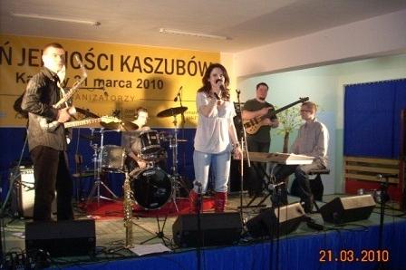 Zespół muzyczny występuje na scenie podczas Dnia Jedności Kaszubów w Kartuzach.
