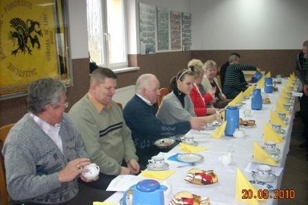 Uczestnicy szkolenia ZKP w Linia podczas przerwy przy stole z napojami i jedzeniem.