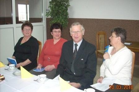 Uczestnicy szkolenia ZKP w Lini siedzą przy stole, trzy kobiety i jeden mężczyzna.