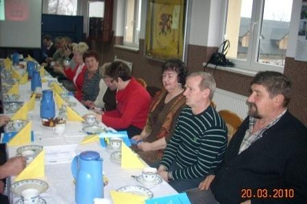 Uczestnicy szkolenia ZKP Linia siedzą przy długim stole podczas prezentacji.