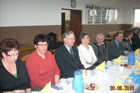 Uczestnicy szkolenia ZKP O/Linia zebrani przy stole w sali konferencyjnej.