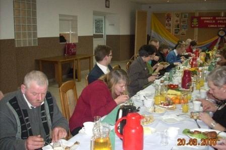 Uczestnicy szkolenia ZKP Linia jedzą i piją przy stołach podczas przerwy kawowej.