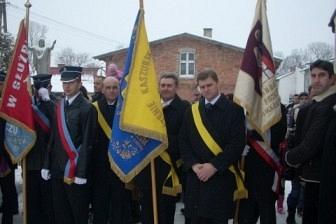 Poczet sztandarowy i uczestnicy w mundurach podczas 65. rocznicy Marszu Śmierci.