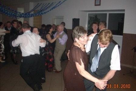Roztańczeni goście na zabawie karnawałowej ZKP O/LINIA z 30.01.2010.