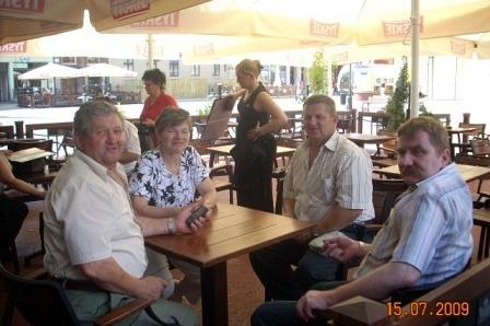 Uczestnicy wycieczki siedzą przy stołach w restauracji, w tle widoczna obsługa.