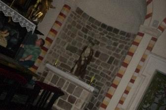 Widok z góry na dużą, jasną bazylikę w Licheniu, z detalami architektonicznymi.