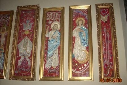 Pięć podłużnych ikon lub obrazów sakralnych w złotych ramach, z postaciami religijnymi.
