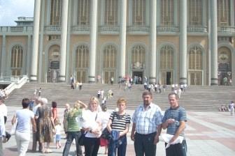 Członkowie Zrzeszenia pozują przed imponującą Bazyliką w Licheniu.