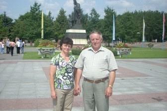 Mężczyzna i chłopiec na placu w Toruniu podczas wycieczki Zrzeszenia Kaszubsko-Pomorskiego.