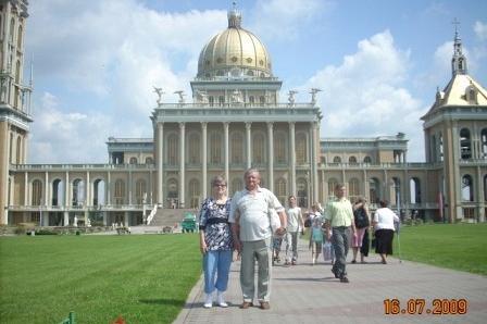 Uczestnicy wycieczki przed Bazyliką Matki Bożej Licheńskiej w słoneczny dzień.